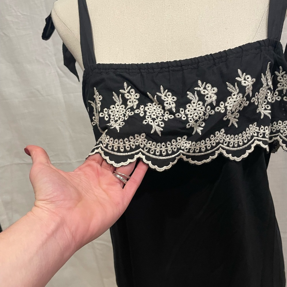 Reath & Wren embroidered top. Tie straps. - Picture 2 of 8